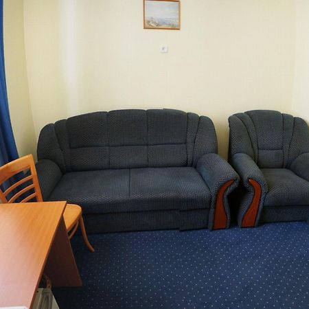 גיור Corvin Hotel חדר תמונה