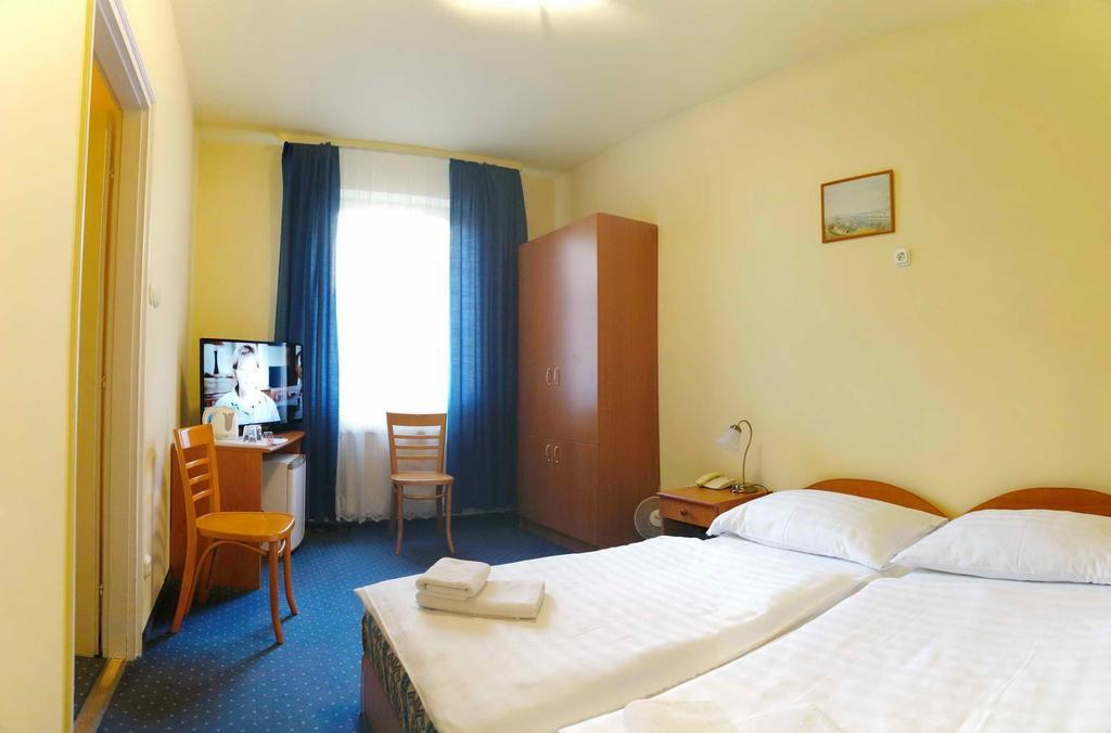 גיור Corvin Hotel מראה חיצוני תמונה