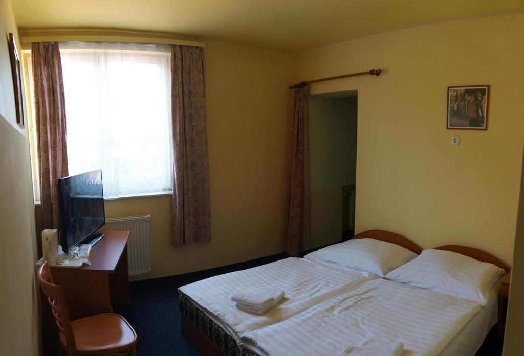 גיור Corvin Hotel חדר תמונה
