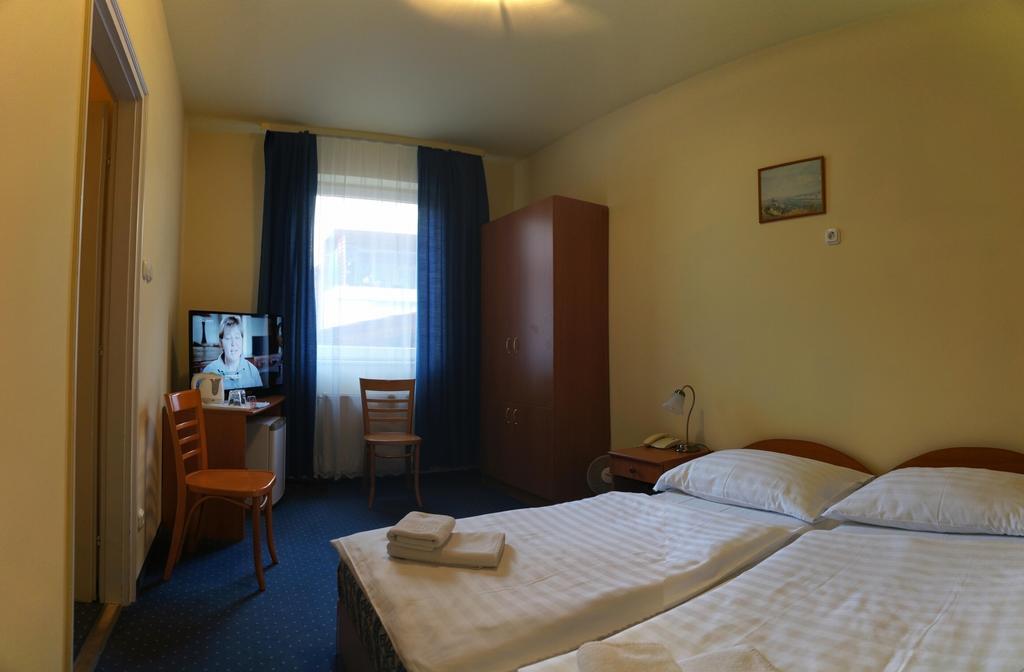 גיור Corvin Hotel חדר תמונה