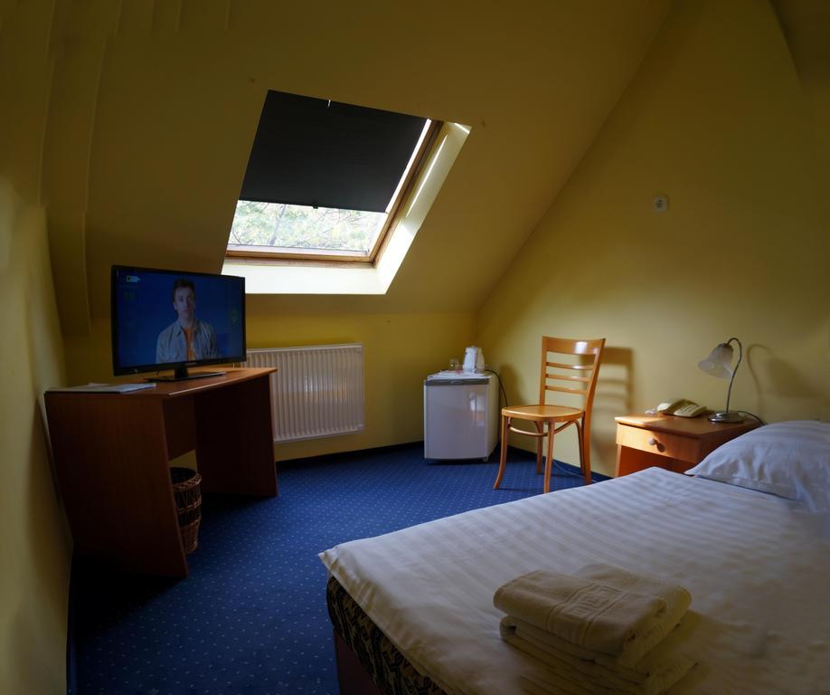גיור Corvin Hotel חדר תמונה