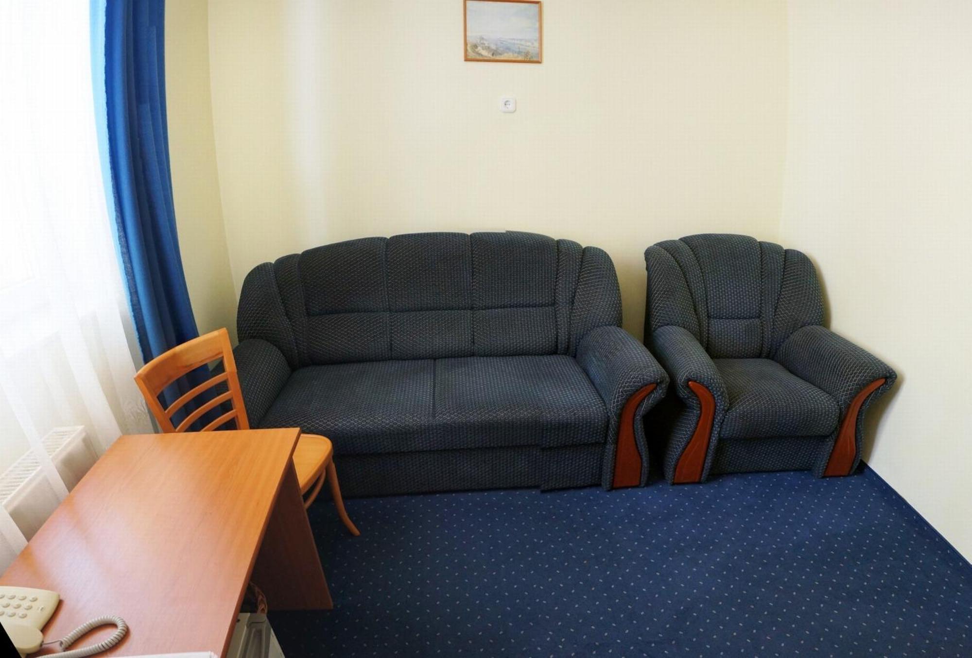 גיור Corvin Hotel חדר תמונה