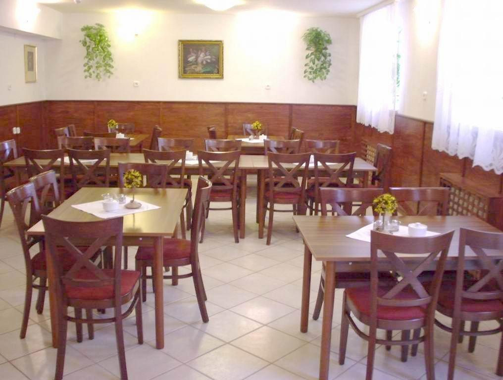 גיור Corvin Hotel מראה חיצוני תמונה