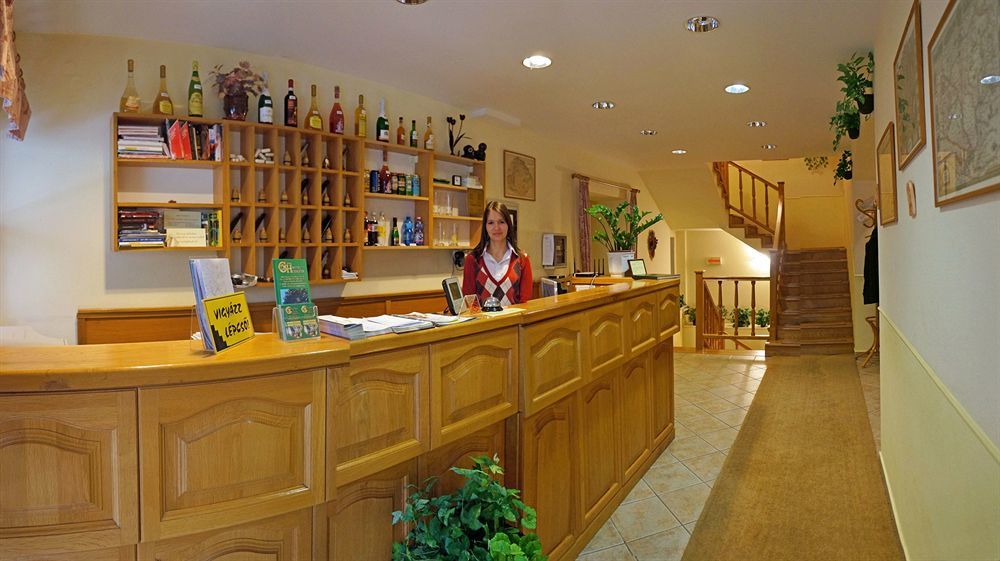 גיור Corvin Hotel מראה חיצוני תמונה