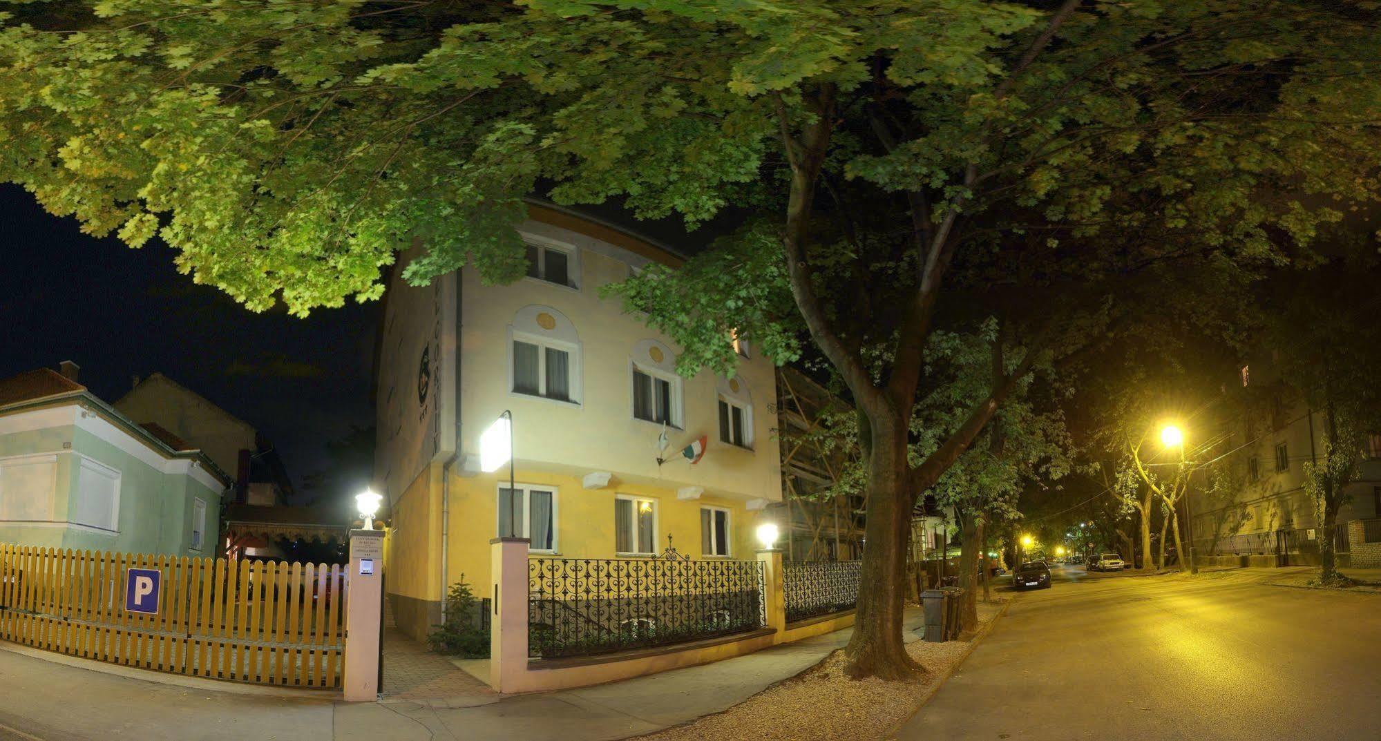 גיור Corvin Hotel מראה חיצוני תמונה