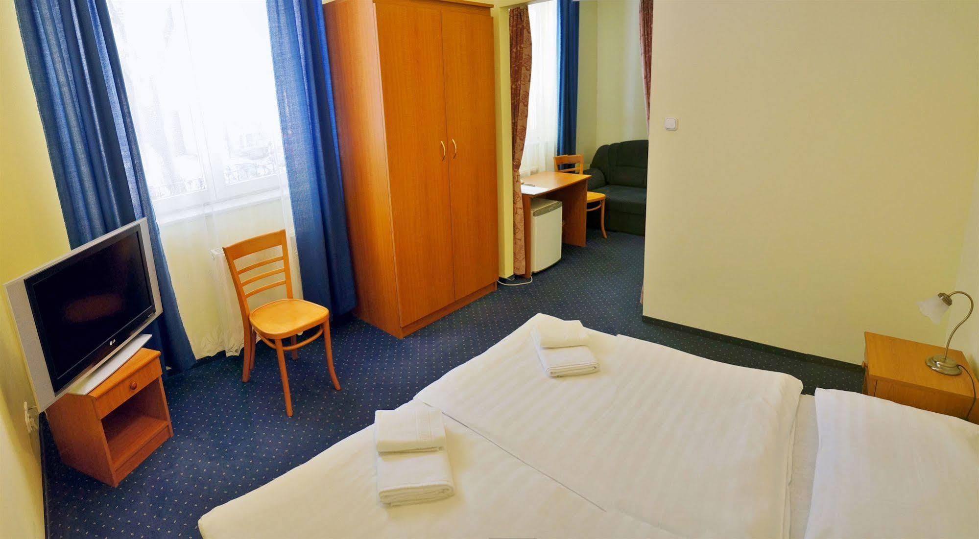 גיור Corvin Hotel מראה חיצוני תמונה