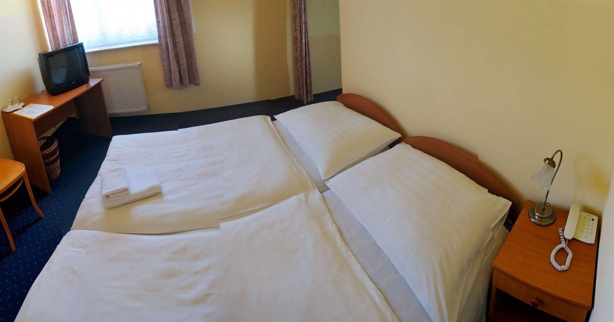 גיור Corvin Hotel מראה חיצוני תמונה