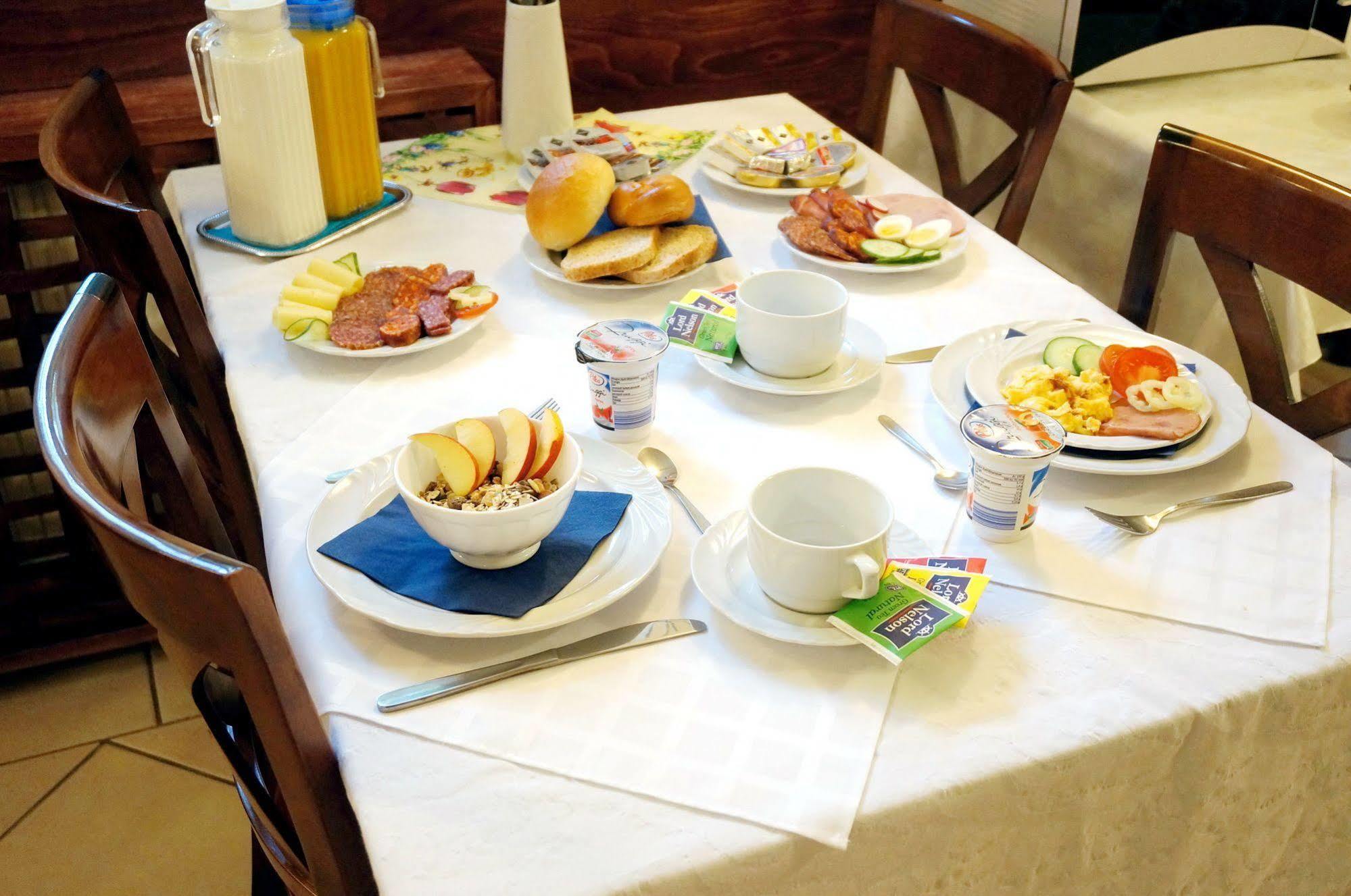 גיור Corvin Hotel מראה חיצוני תמונה