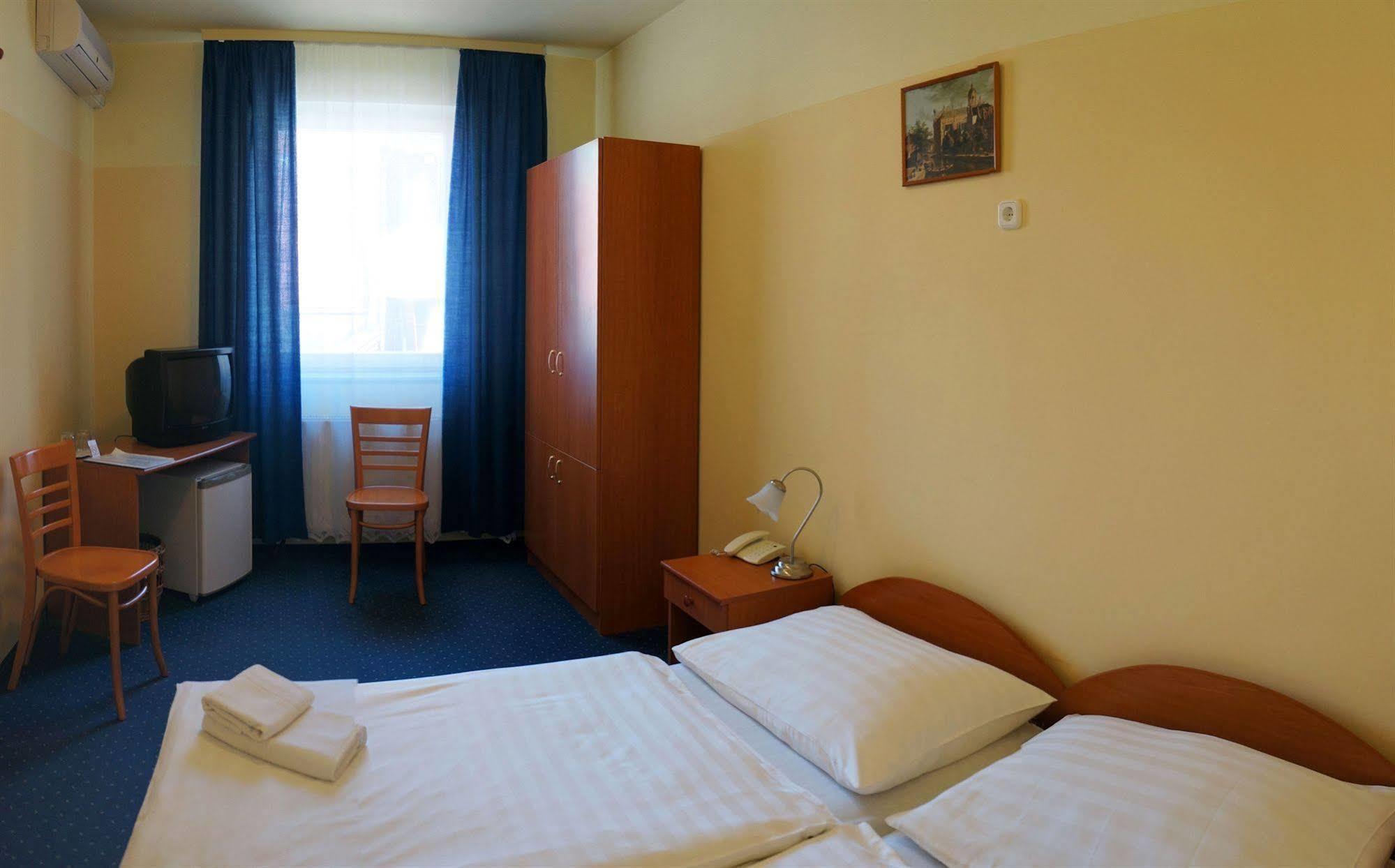 גיור Corvin Hotel מראה חיצוני תמונה