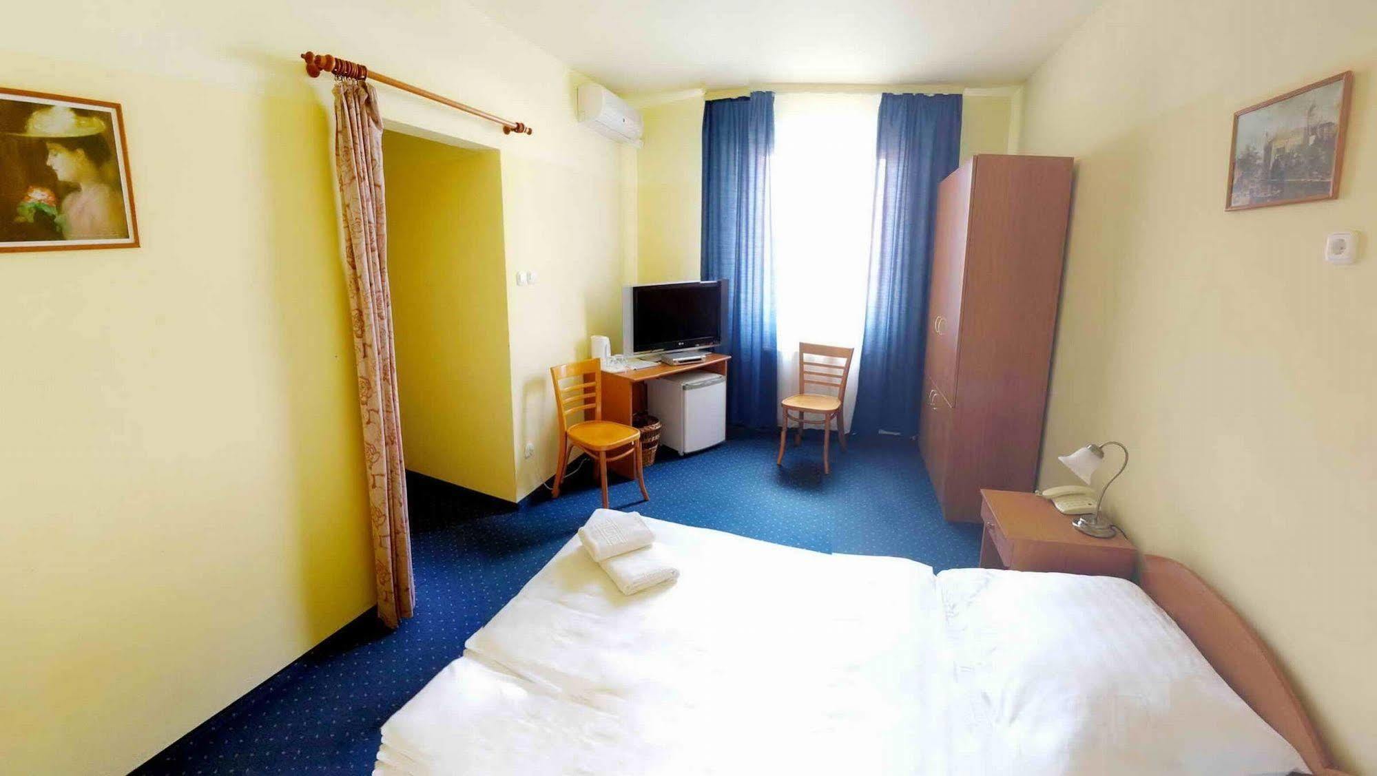 גיור Corvin Hotel מראה חיצוני תמונה