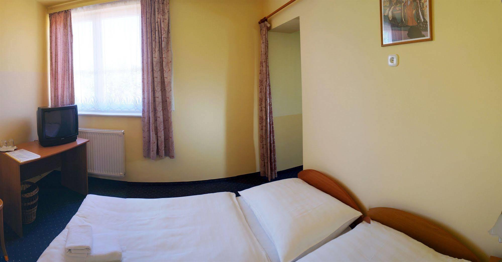 גיור Corvin Hotel מראה חיצוני תמונה