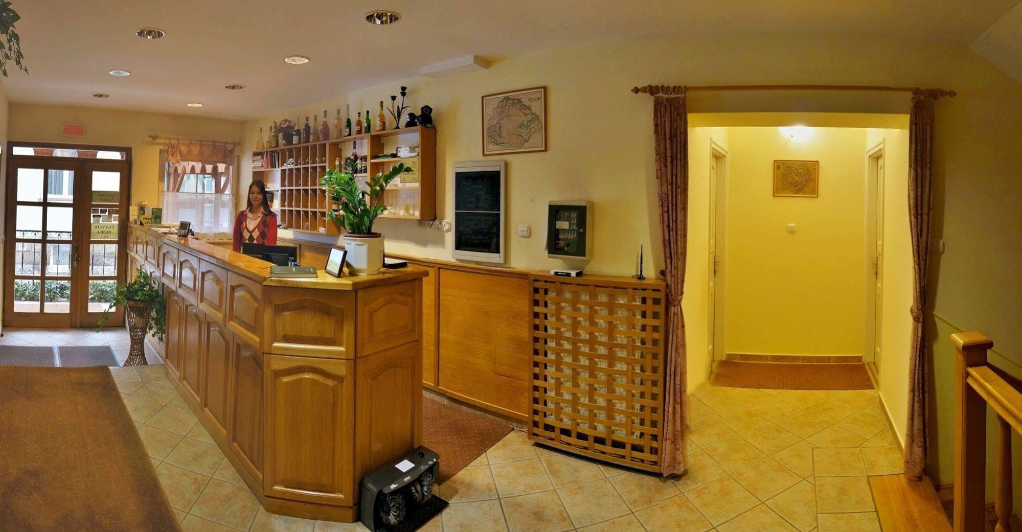 גיור Corvin Hotel מראה חיצוני תמונה