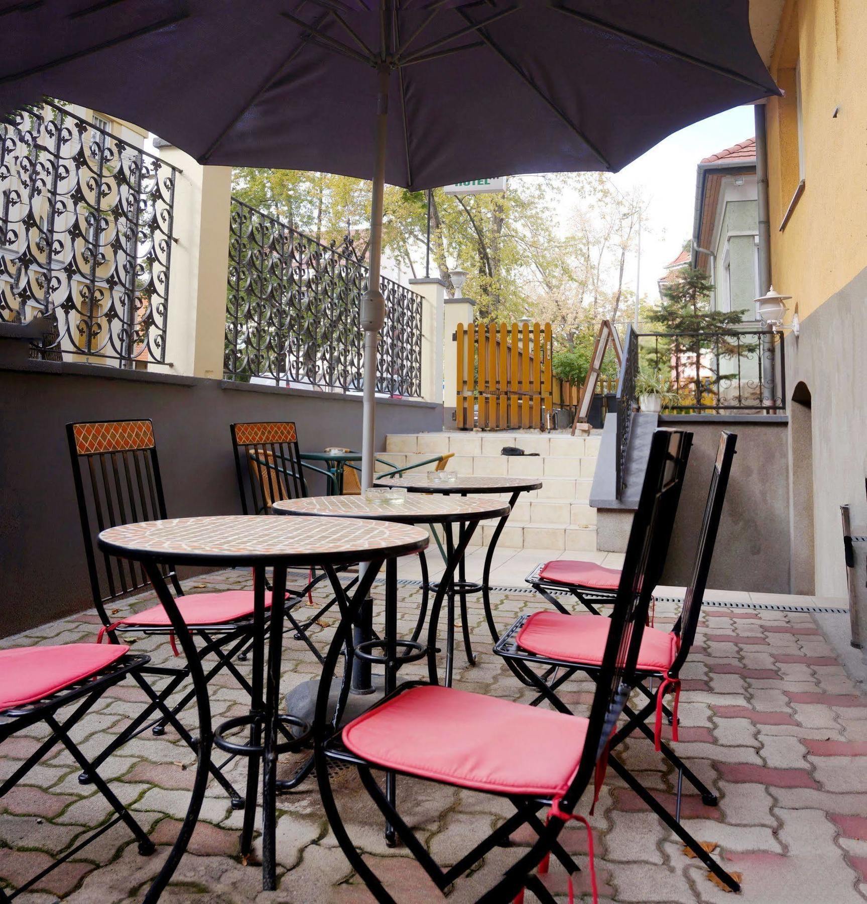 גיור Corvin Hotel מראה חיצוני תמונה