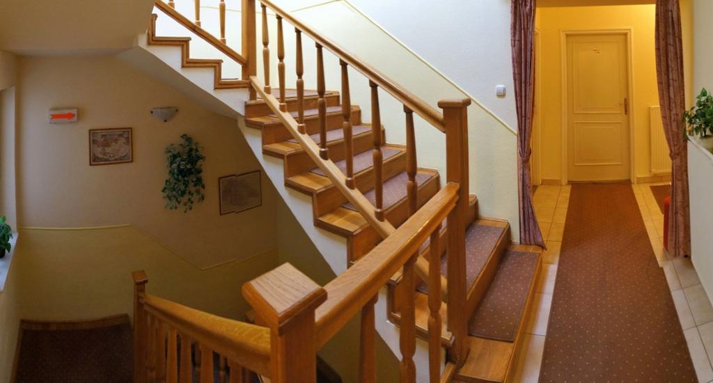 גיור Corvin Hotel מראה חיצוני תמונה